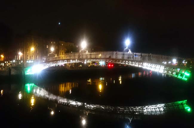 Il romantico ponte pedonale di ghisa Ha 'penny bridge del 1816 realizzato per unire le due sponde del fiume Liffey Il romantico ponte pedonale di ghisa Ha 'penny bridge del 1816 realizzato per unire le due sponde del fiume Liffey