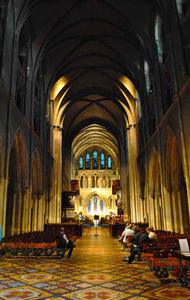 La navata centrale della suggestiva cattedrale di Saint Patrick, dedicata al patrono d'Irlanda, costruita su uno dei siti cristiani più antichi della città La navata centrale della suggestiva cattedrale di Saint Patrick, dedicata al patrono d'Irlanda, costruita su uno dei siti cristiani più antichi della città