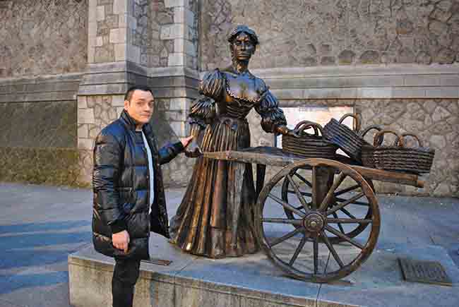 La statua di Molly Malone, pescivendola e prostituta morta molto giovane di peste o di malaria, diventata uno dei simboli di Dublino più famosi al mondo e considerata portafortuna da chi visita la città La statua di Molly Malone, pescivendola e prostituta morta molto giovane di peste o di malaria, diventata uno dei simboli di Dublino più famosi al mondo e considerata portafortuna da chi visita la città