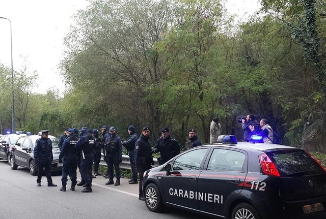 Retata nel "boschetto della droga" di Rogoredo (foto d'archivio) Retata nel "boschetto della droga" di Rogoredo (foto d'archivio)