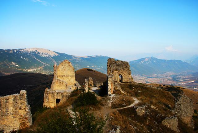 Viaggi, dormire in un rifugio ai piedi della rocca di Lady Hawke