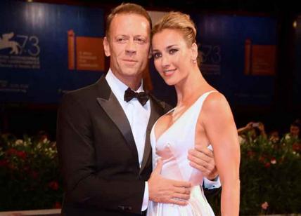 Rocco Siffredi a Venezia. Ma la moglie gli "ruba" il red carpet. FOTO