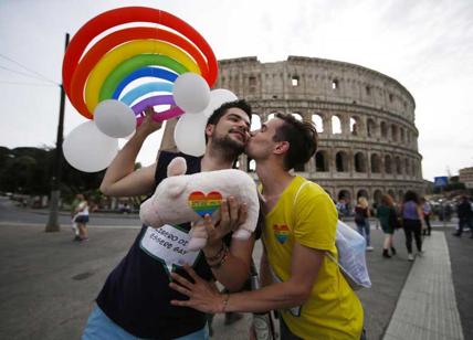 Gay Pride, sfila in divisa. Vigili del Fuoco consegnano 50mila firme a Minniti