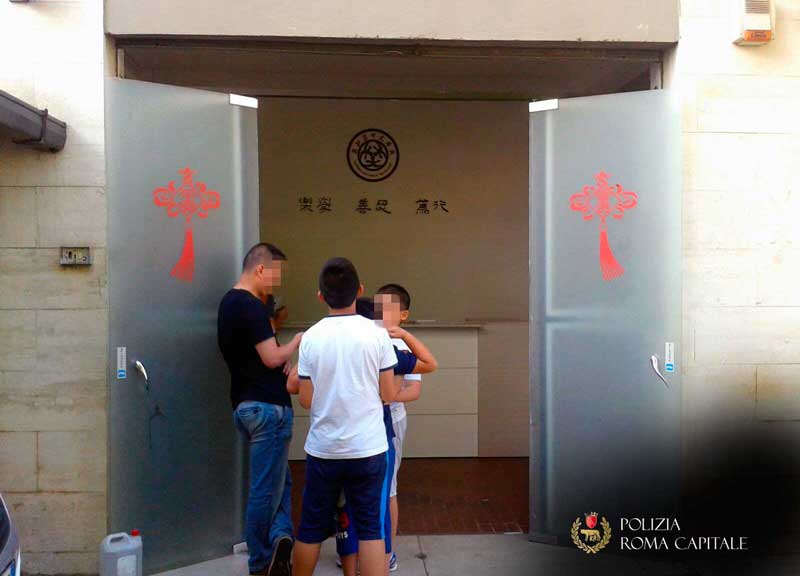 Scuola elementare solo per cinesi. Abusiva Scuola elementare solo per cinesi. Abusiva