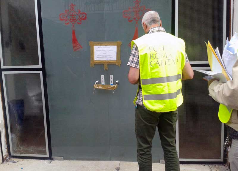 Scuola elementare solo per cinesi. Abusiva Scuola elementare solo per cinesi. Abusiva