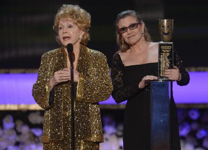 Muore Debbie Reynolds, l'attrice ha seguito la figlia Carrie Fisher