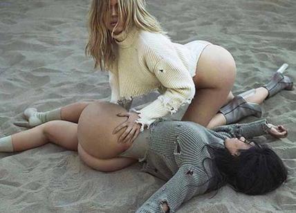 Kim Kardashian, lato B in copertina. In posa con la sorella Khloe. Foto
