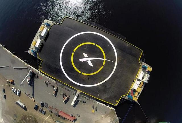 Una piattaforma di lancio di Space X Una piattaforma di lancio di Space X