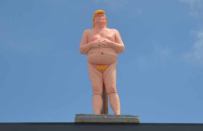 statua trump nudo (2)