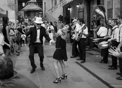 La nuova moda di Milano? II flash mob “swing” in città