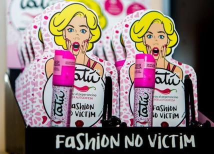 Violenza sulle donne: Tatù lancia lo spray al peperoncino per autodifesa