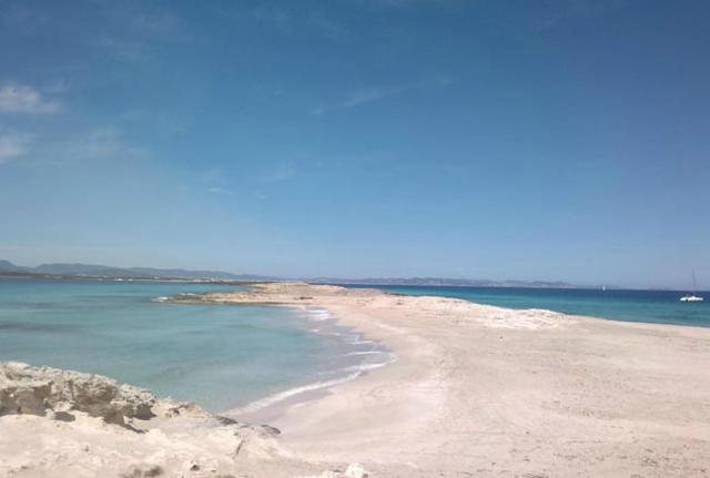 Spiagge,in Sardegna c’è l’educatore:lotta a chi getta rifiuti e ruba la sabbia