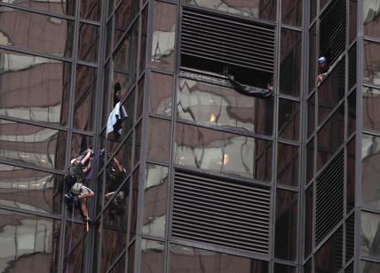 New York, uomo scala la Trump Tower con le ventose:"Fatemi parlare con Donald"
