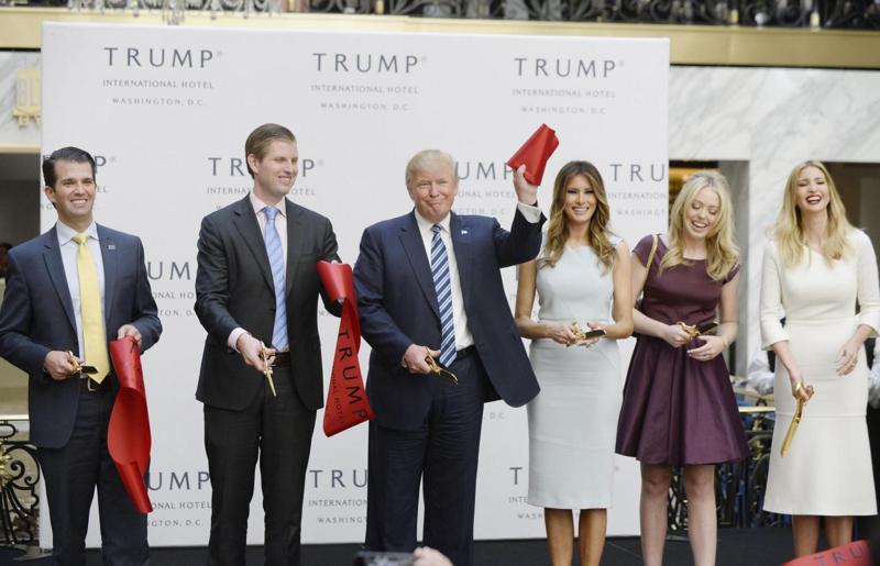 Donald Trump con la moglie Melania e le figlie Tiffany e Ivanka Donald Trump con la moglie Melania e le figlie Tiffany e Ivanka