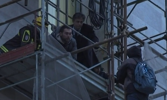 Un uomo minaccia di gettarsi dal Palazzo di Giustizia di Milano (foto: Repubblica Tv) Un uomo minaccia di gettarsi dal Palazzo di Giustizia di Milano (foto: Repubblica Tv)