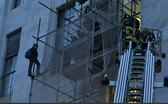 Un uomo minaccia di gettarsi dal Palazzo di Giustizia di Milano (foto: Repubblica Tv) Un uomo minaccia di gettarsi dal Palazzo di Giustizia di Milano (foto: Repubblica Tv)