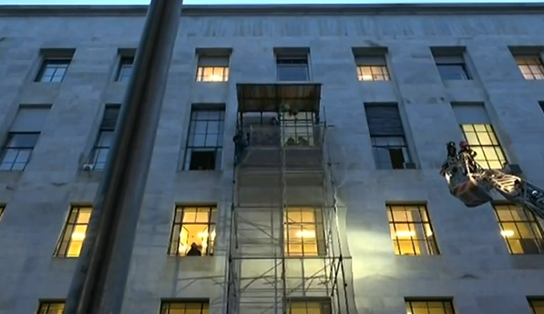 Un uomo minaccia di gettarsi dal Palazzo di Giustizia di Milano (foto: Repubblica Tv) Un uomo minaccia di gettarsi dal Palazzo di Giustizia di Milano (foto: Repubblica Tv)