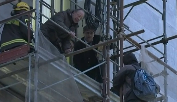 Un uomo minaccia di gettarsi dal Palazzo di Giustizia di Milano (foto: Repubblica Tv) Un uomo minaccia di gettarsi dal Palazzo di Giustizia di Milano (foto: Repubblica Tv)
