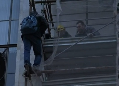 Un uomo minaccia di gettarsi dal Palazzo di Giustizia di Milano (foto: Repubblica Tv) Un uomo minaccia di gettarsi dal Palazzo di Giustizia di Milano (foto: Repubblica Tv)