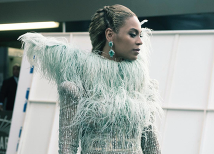 Beyoncé, è italiano l'abito in piume e diamanti che stupisce tutti. Foto