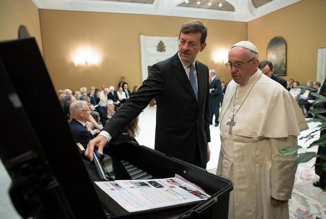 Vittorio Colao mostra a Papa Francesco “Instant Classroom’ - scuola digitale in un trolley – per i campi rifugiati in Africa Vittorio Colao mostra a Papa Francesco “Instant Classroom’ - scuola digitale in un trolley – per i campi rifugiati in Africa