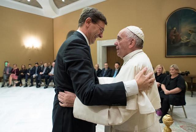 Vittorio Colao CEO del Gruppo Vodafone con Papa Francesco in occasione dell’udienza privata dei vertici Vodafone in Vaticano Vittorio Colao CEO del Gruppo Vodafone con Papa Francesco in occasione dell’udienza privata dei vertici Vodafone in Vaticano