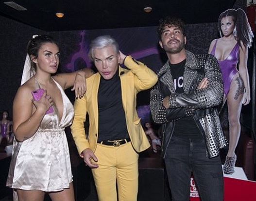 Rodrigo Alves, il "Ken umano" a Milano Rodrigo Alves, il "Ken umano" a Milano