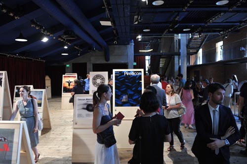 L'esposizione di immagini delle pubblicità Pirelli contenute nel libro La Pubblicità con la P maiuscola, al Teatro Parenti. L'esposizione di immagini delle pubblicità Pirelli contenute nel libro La Pubblicità con la P maiuscola, al Teatro Parenti.