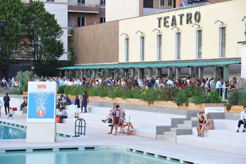 Il catering al termine della presentazione del volume La Pubblicità con la P maiuscola, nella piscina all'aperto accanto al Teatro Parenti. Il catering al termine della presentazione del volume La Pubblicità con la P maiuscola, nella piscina all'aperto accanto al Teatro Parenti.