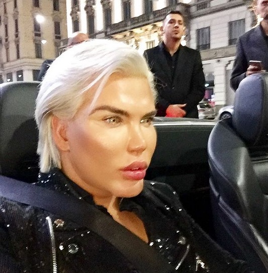 Rodrigo Alves, il "Ken umano" a Milano Rodrigo Alves, il "Ken umano" a Milano