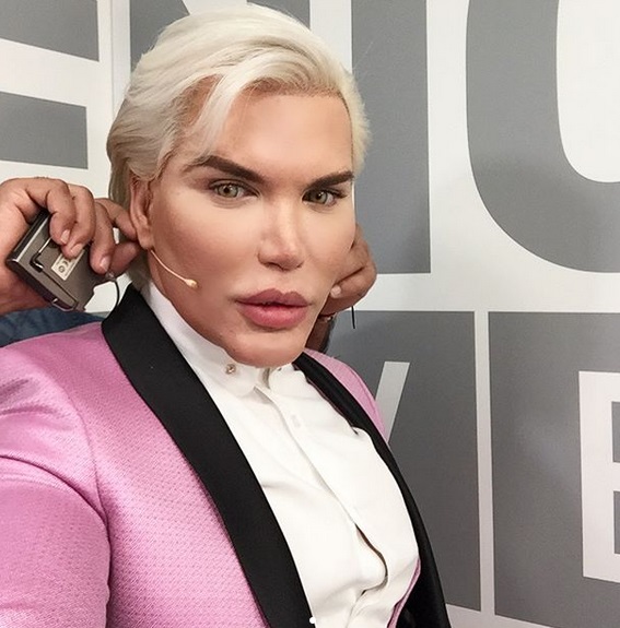 Rodrigo Alves, il "Ken umano" a Milano Rodrigo Alves, il "Ken umano" a Milano
