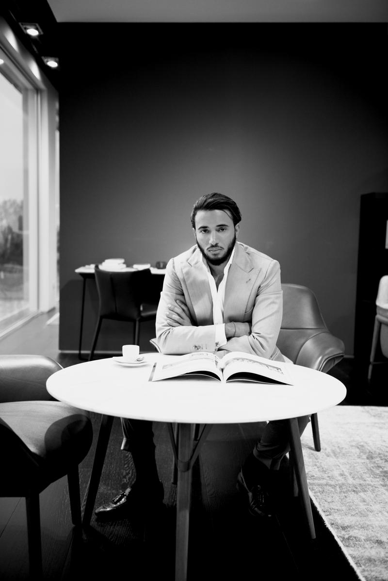 Pasquale Junior Natuzzi, 27 anni, terzo figlio dell'omonimo presidente e ad di Natuzzi, la più grande casa di arredamento italiana che sta attuando un ambizioso piano di espansione retail in tutto il mondo. Pasquale Junior Natuzzi, 27 anni, terzo figlio dell'omonimo presidente e ad di Natuzzi, la più grande casa di arredamento italiana che sta attuando un ambizioso piano di espansione retail in tutto il mondo.