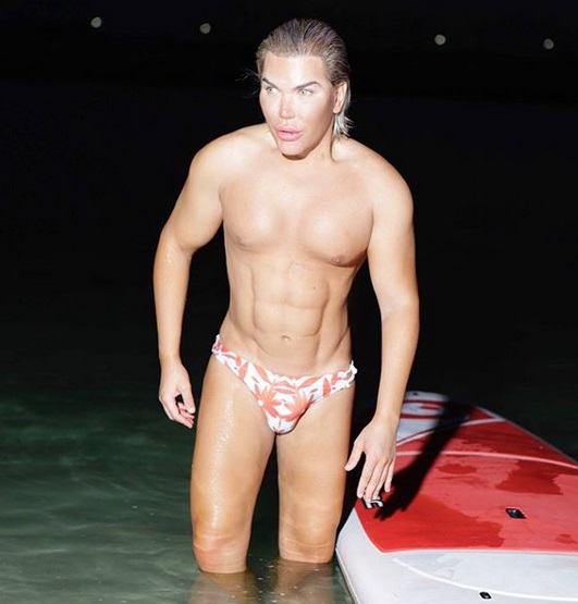 Rodrigo Alves: il "Ken umano" a Milano Rodrigo Alves: il "Ken umano" a Milano
