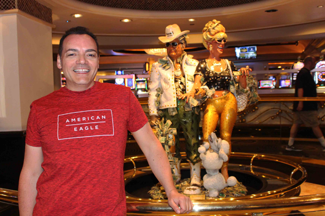 L'interno di un casinò con la statua raffigurante due giocatori felici di aver vinto. Foto Grigore Scutari L'interno di un casinò con la statua raffigurante due giocatori felici di aver vinto. Foto Grigore Scutari