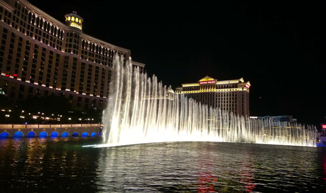 Le celebri fontane danzanti del Bellagio, getti d'acqua altissimi si muovono in modo sinuoso a ritmo di musica. Foto Grigore Scutari Le celebri fontane danzanti del Bellagio, getti d'acqua altissimi si muovono in modo sinuoso a ritmo di musica. Foto Grigore Scutari