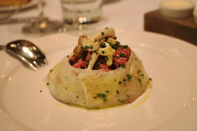 La tartare alla piemontese della steakhouse Carnevino di Mario Batali e Joe Bastianich. Foto Grigore Scutari La tartare alla piemontese della steakhouse Carnevino di Mario Batali e Joe Bastianich. Foto Grigore Scutari