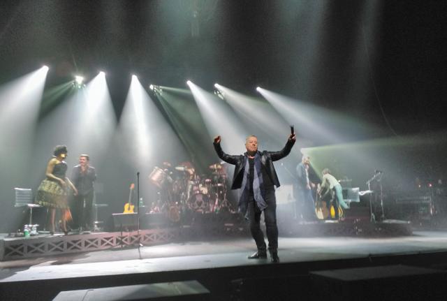I Simple Minds sul palco dell'Arcimboldi I Simple Minds sul palco dell'Arcimboldi
