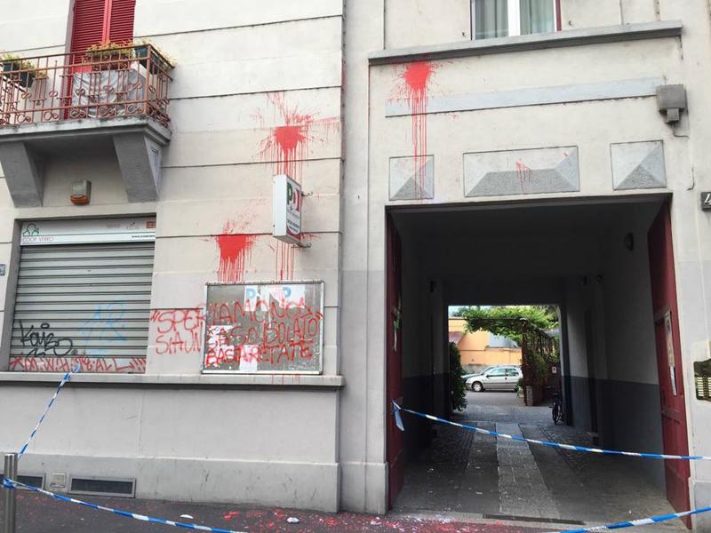 Sedi del Pd Milano imbrattate Sedi del Pd Milano imbrattate
