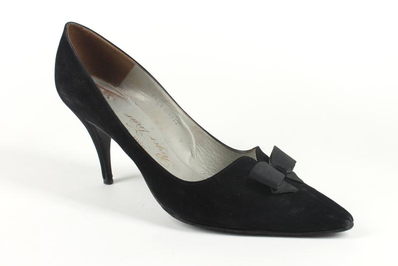 “Italian Shoes, European Footprint” “Italian Shoes, European Footprint”