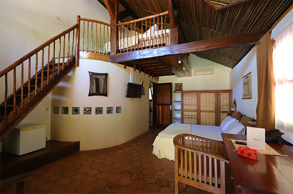 L'interno di un bungalow dell'Orangea Village di Turisanda in stile malgascio L'interno di un bungalow dell'Orangea Village di Turisanda in stile malgascio