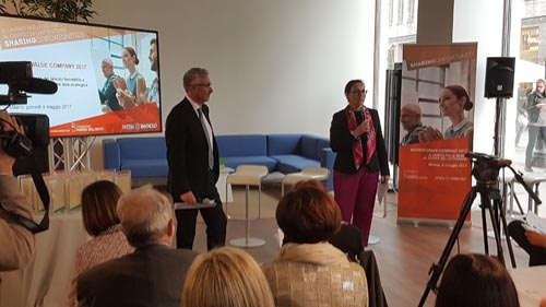Un momento dell'incontro con le imprese finaliste del Premio Women Value Company 2017 nella filiale new concept di Intesa Sanpaolo in Piazza Cordusio. Un momento dell'incontro con le imprese finaliste del Premio Women Value Company 2017 nella filiale new concept di Intesa Sanpaolo in Piazza Cordusio.
