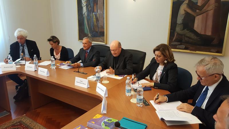 Un momento della presentazione del Treno dei bambini al Pontificio Consiglio della Cultura di Roma, alla presenza del Cardinale Gianfranco Ravasi che ne è Presidente, del Presidente del Senato Pietro Grasso, del Presidente di Trenitalia Tiziano Onesti e dell'Ad di Trenitalia Barbara Morgante. Un momento della presentazione del Treno dei bambini al Pontificio Consiglio della Cultura di Roma, alla presenza del Cardinale Gianfranco Ravasi che ne è Presidente, del Presidente del Senato Pietro Grasso, del Presidente di Trenitalia Tiziano Onesti e dell'Ad di Trenitalia Barbara Morgante.