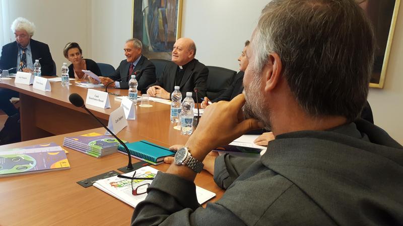 Un momento della presentazione del Treno dei bambini al Pontificio Consiglio della Cultura di Roma, alla presenza del Cardinale Gianfranco Ravasi che ne è Presidente, del Presidente del Senato Pietro Grasso, del Presidente di Trenitalia Tiziano Onesti e dell'Ad di Trenitalia Barbara Morgante. Un momento della presentazione del Treno dei bambini al Pontificio Consiglio della Cultura di Roma, alla presenza del Cardinale Gianfranco Ravasi che ne è Presidente, del Presidente del Senato Pietro Grasso, del Presidente di Trenitalia Tiziano Onesti e dell'Ad di Trenitalia Barbara Morgante.