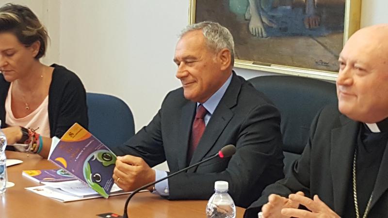 Un momento della presentazione del Treno dei bambini al Pontificio Consiglio della Cultura di Roma, alla presenza del Cardinale Gianfranco Ravasi che ne è Presidente, del Presidente del Senato Pietro Grasso, del Presidente di Trenitalia Tiziano Onesti e dell'Ad di Trenitalia Barbara Morgante. Un momento della presentazione del Treno dei bambini al Pontificio Consiglio della Cultura di Roma, alla presenza del Cardinale Gianfranco Ravasi che ne è Presidente, del Presidente del Senato Pietro Grasso, del Presidente di Trenitalia Tiziano Onesti e dell'Ad di Trenitalia Barbara Morgante.