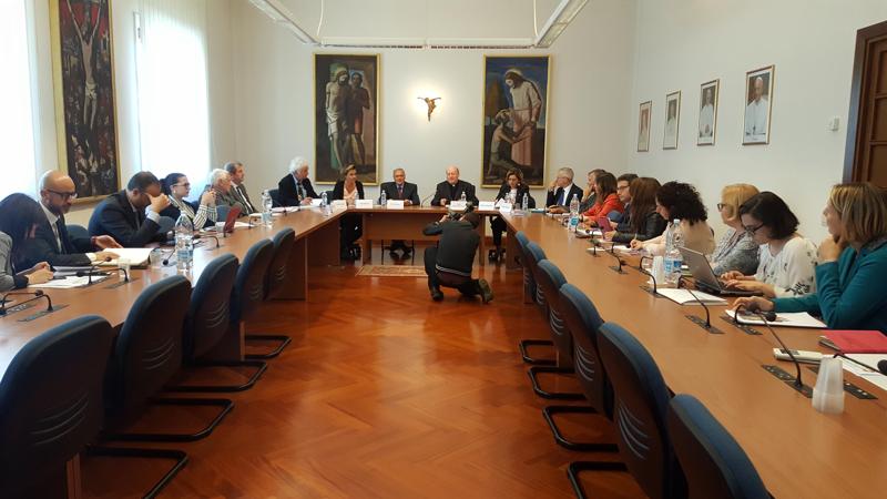 Un momento della presentazione del Treno dei bambini al Pontificio Consiglio della Cultura di Roma, alla presenza del Cardinale Gianfranco Ravasi che ne è Presidente, del Presidente del Senato Pietro Grasso, del Presidente di Trenitalia Tiziano Onesti e dell'Ad di Trenitalia Barbara Morgante. Un momento della presentazione del Treno dei bambini al Pontificio Consiglio della Cultura di Roma, alla presenza del Cardinale Gianfranco Ravasi che ne è Presidente, del Presidente del Senato Pietro Grasso, del Presidente di Trenitalia Tiziano Onesti e dell'Ad di Trenitalia Barbara Morgante.