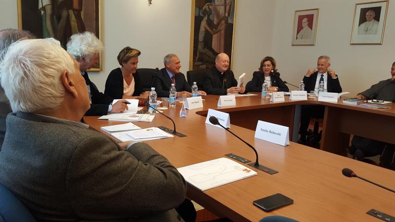 Un momento della presentazione del Treno dei bambini al Pontificio Consiglio della Cultura di Roma, alla presenza del Cardinale Gianfranco Ravasi che ne è Presidente, del Presidente del Senato Pietro Grasso, del Presidente di Trenitalia Tiziano Onesti e dell'Ad di Trenitalia Barbara Morgante. Un momento della presentazione del Treno dei bambini al Pontificio Consiglio della Cultura di Roma, alla presenza del Cardinale Gianfranco Ravasi che ne è Presidente, del Presidente del Senato Pietro Grasso, del Presidente di Trenitalia Tiziano Onesti e dell'Ad di Trenitalia Barbara Morgante.