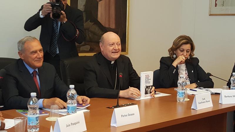 Un momento della presentazione del Treno dei bambini al Pontificio Consiglio della Cultura di Roma, alla presenza del Cardinale Gianfranco Ravasi che ne è Presidente, del Presidente del Senato Pietro Grasso, del Presidente di Trenitalia Tiziano Onesti e dell'Ad di Trenitalia Barbara Morgante. Un momento della presentazione del Treno dei bambini al Pontificio Consiglio della Cultura di Roma, alla presenza del Cardinale Gianfranco Ravasi che ne è Presidente, del Presidente del Senato Pietro Grasso, del Presidente di Trenitalia Tiziano Onesti e dell'Ad di Trenitalia Barbara Morgante.