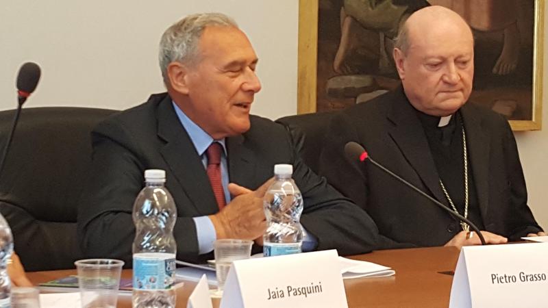 Un momento della presentazione del Treno dei bambini al Pontificio Consiglio della Cultura di Roma, alla presenza del Cardinale Gianfranco Ravasi che ne è Presidente, del Presidente del Senato Pietro Grasso, del Presidente di Trenitalia Tiziano Onesti e dell'Ad di Trenitalia Barbara Morgante. Un momento della presentazione del Treno dei bambini al Pontificio Consiglio della Cultura di Roma, alla presenza del Cardinale Gianfranco Ravasi che ne è Presidente, del Presidente del Senato Pietro Grasso, del Presidente di Trenitalia Tiziano Onesti e dell'Ad di Trenitalia Barbara Morgante.