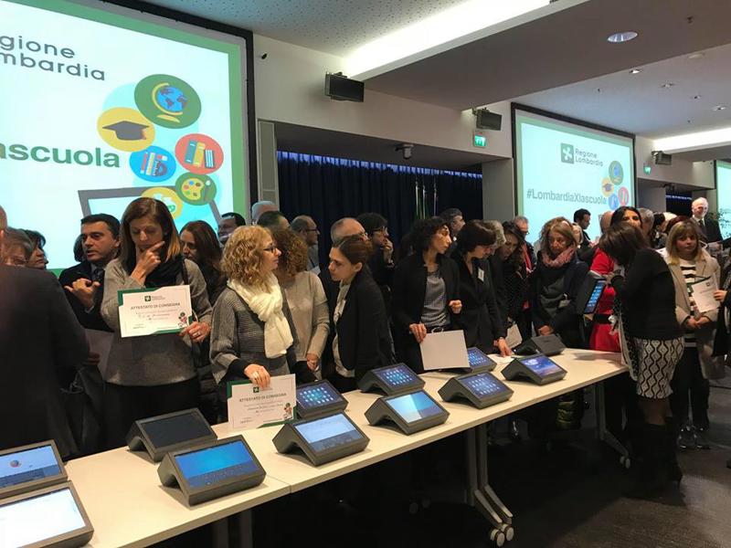 Regione Lombardia: la consegna dei tablet alle scuole Regione Lombardia: la consegna dei tablet alle scuole