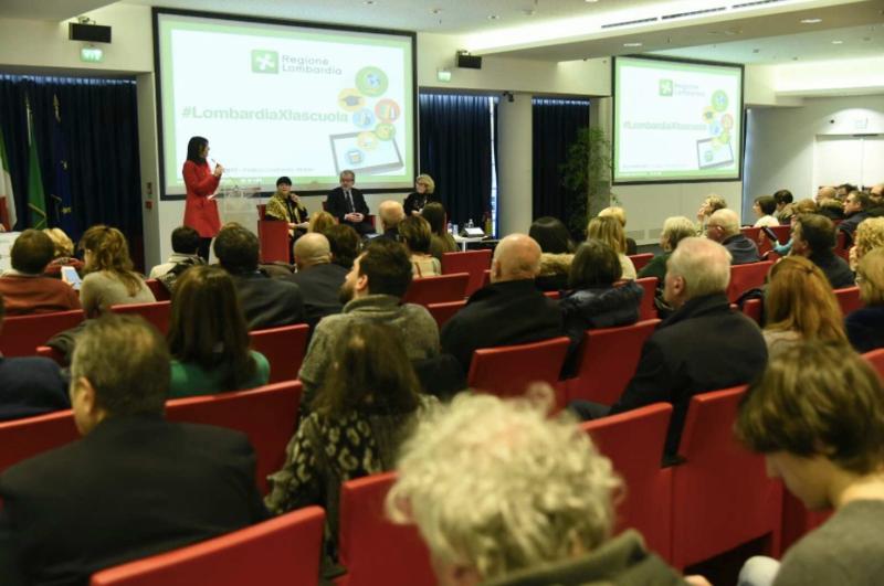 Regione Lombardia: la consegna dei tablet alle scuole Regione Lombardia: la consegna dei tablet alle scuole